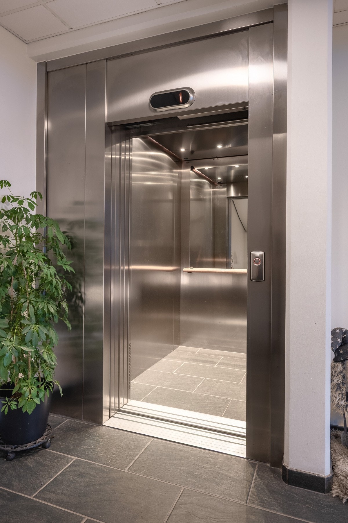 Det er trappefri adkomst til leiligheten, samt heisadkomst fra garasjeanlegget. Galleribilde