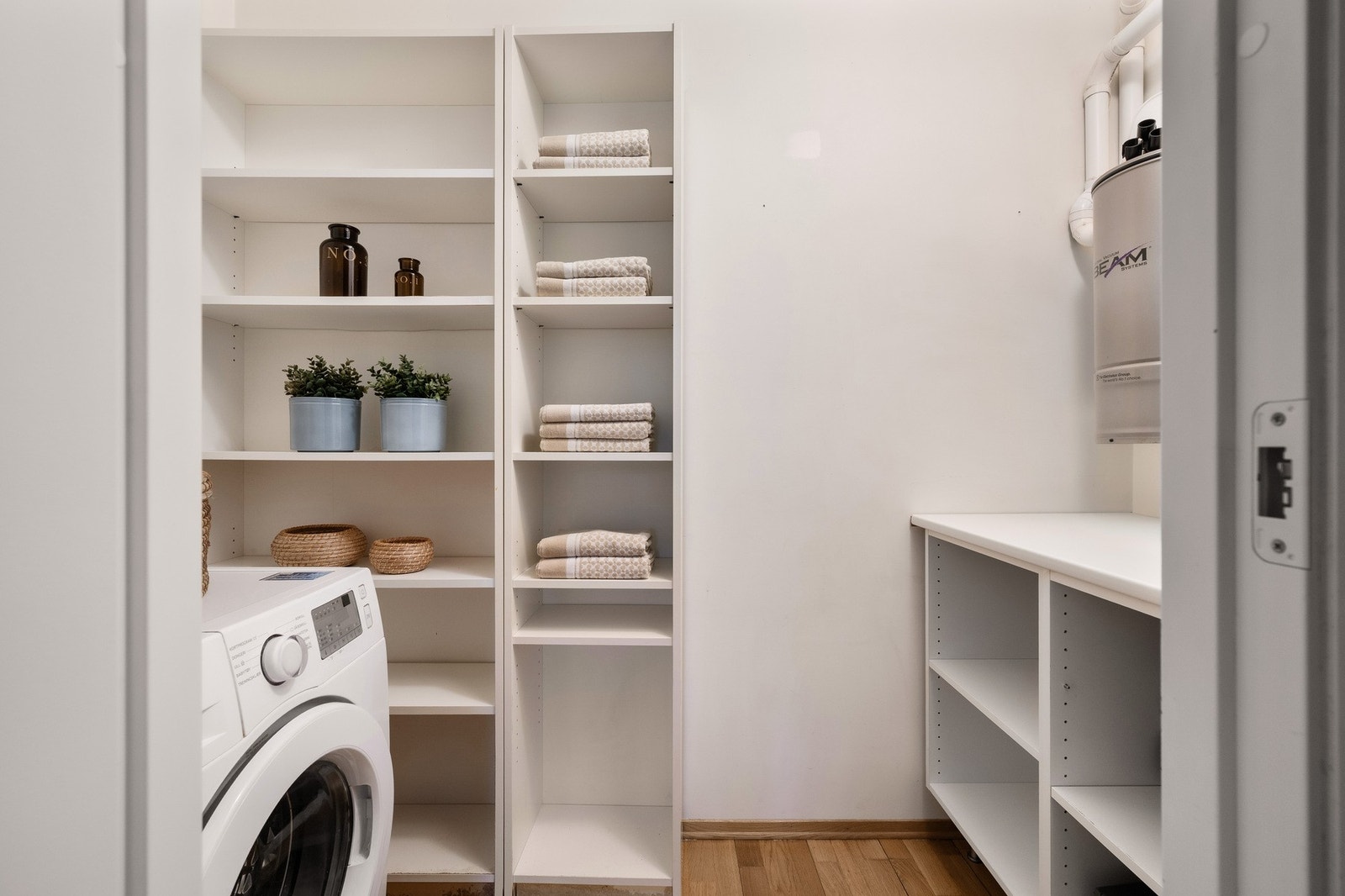 Fra kjøkkenet er det adkomst til en praktisk innvendig bod med opplegg for vaskemaskin. Sentralstøvsuger er installert i boden, med uttak hensiktsmessig plassert i gangen. Galleribilde