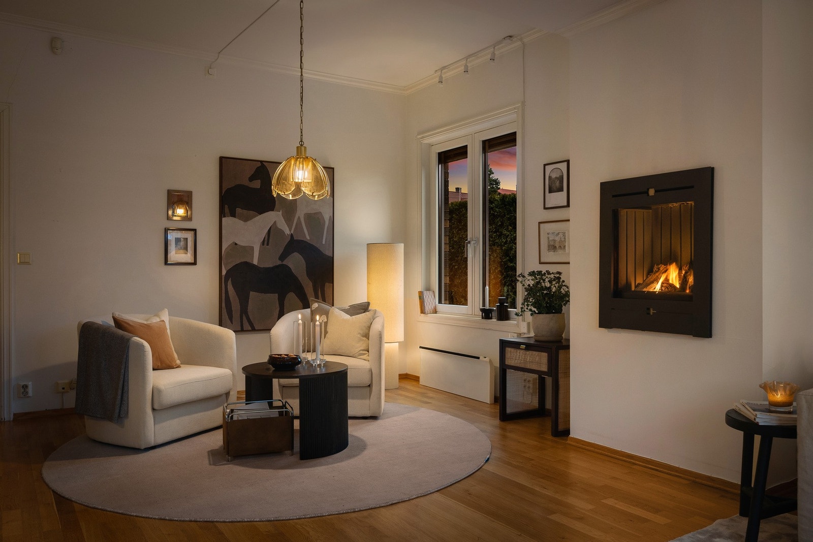 Boligen har en gjennomtenkt planløsning med en god balanse mellom sosiale soner og private rom. Galleribilde