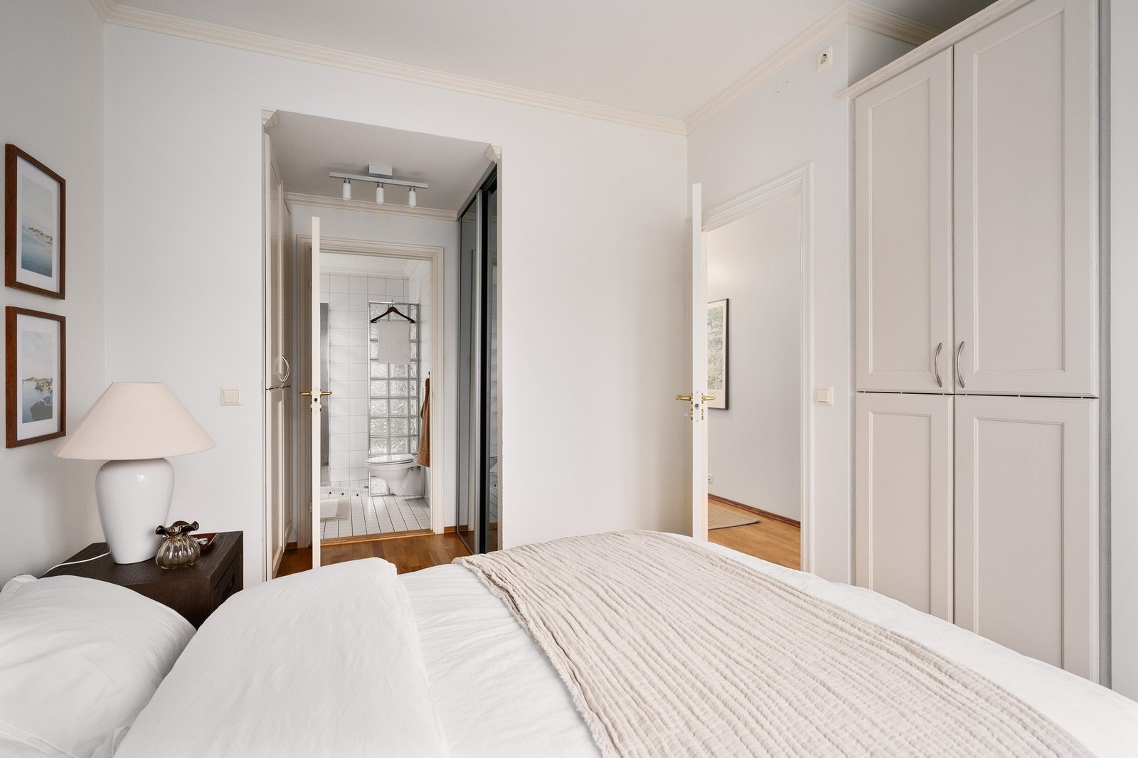 Rommet er innredet med et stort garderobeskap. Galleribilde