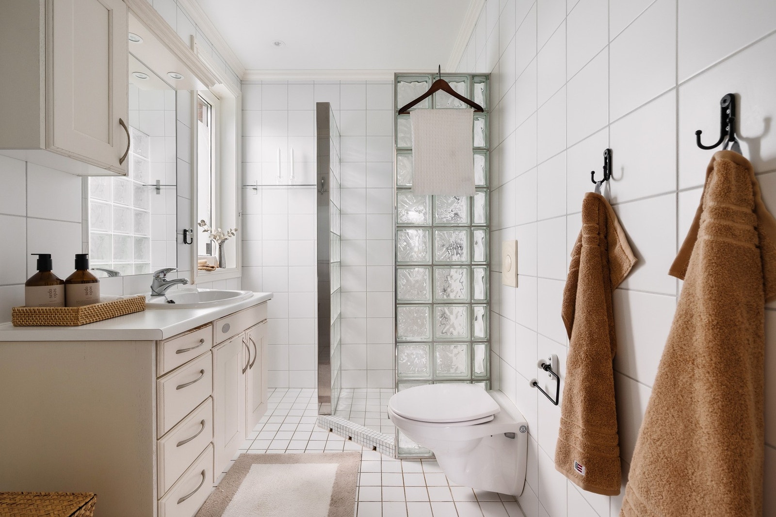 Hovedsoverommet har direkte tilgang til et eget bad med behagelig gulvvarme. Galleribilde