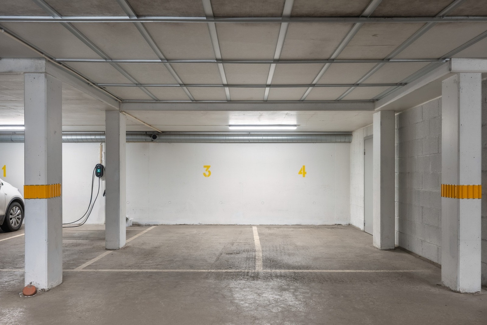Det medfølger to parkeringsplasser i felles garasjeanlegg (nr. 3 og 4) med adkomst via elektrisk port, styrt med fjernkontroll. Det er mulighet for å etablere elbillader ved behov. Galleribilde