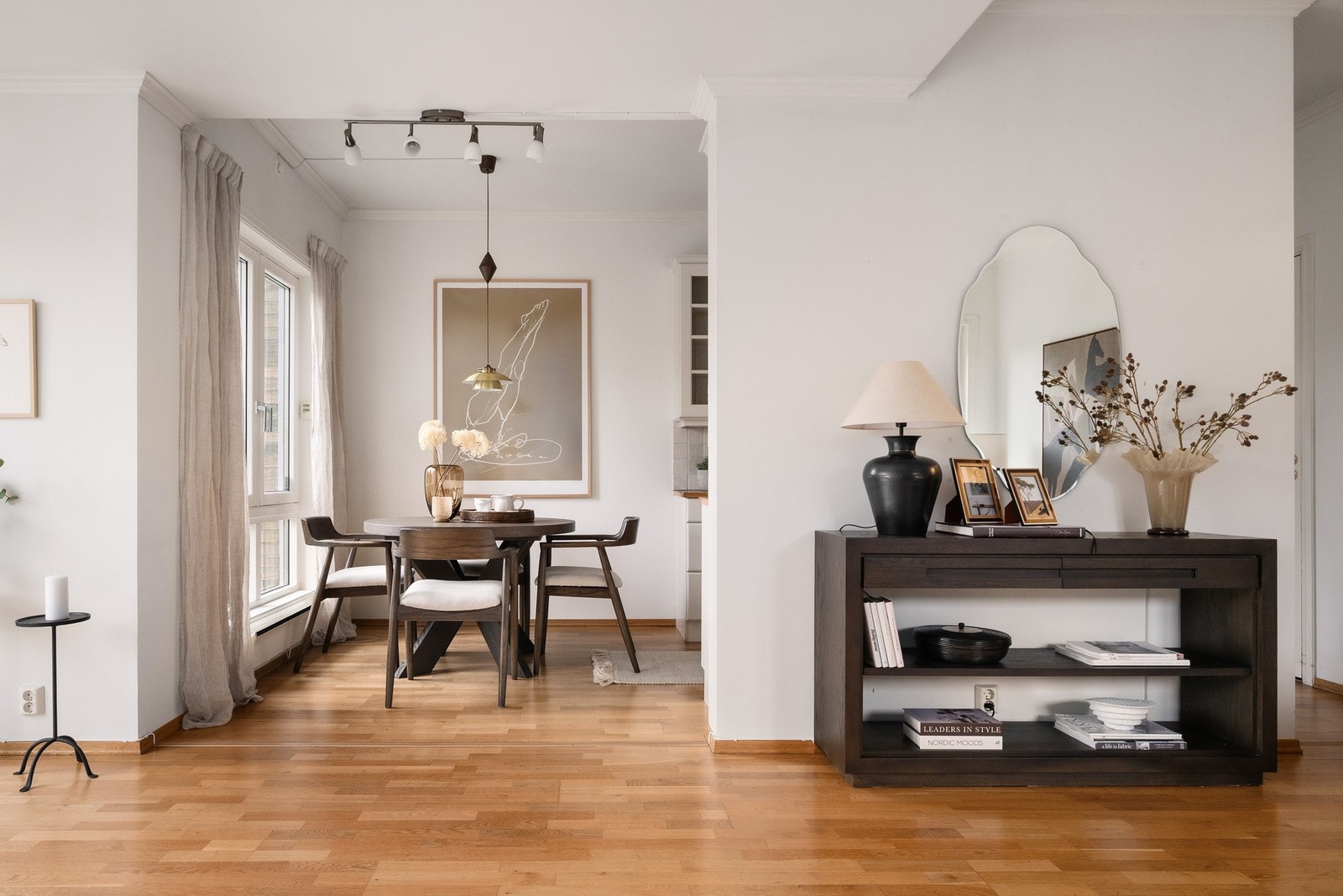 Det er plass til et spisebord på kjøkkenet. Det er evt også plass til et større spisestuemøblement i stuen. Galleribilde