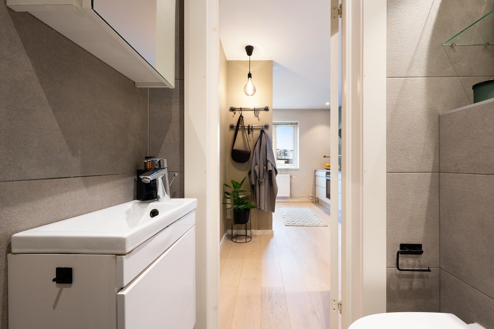 Gulvet er flislagt med varmekabler. Det er installert nyere stålsluk med synlig smøremembran, mens øvrig utførelse er ukjent. Badet har også elektrisk styrt vifte. Galleribilde