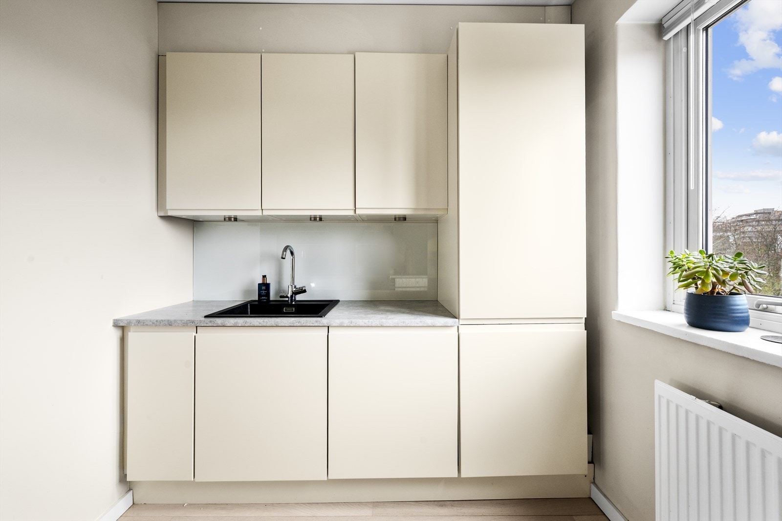 Det er integrert kjøl/frys, oppvaskmaskin, stekeovn og induksjonstopp. Galleribilde