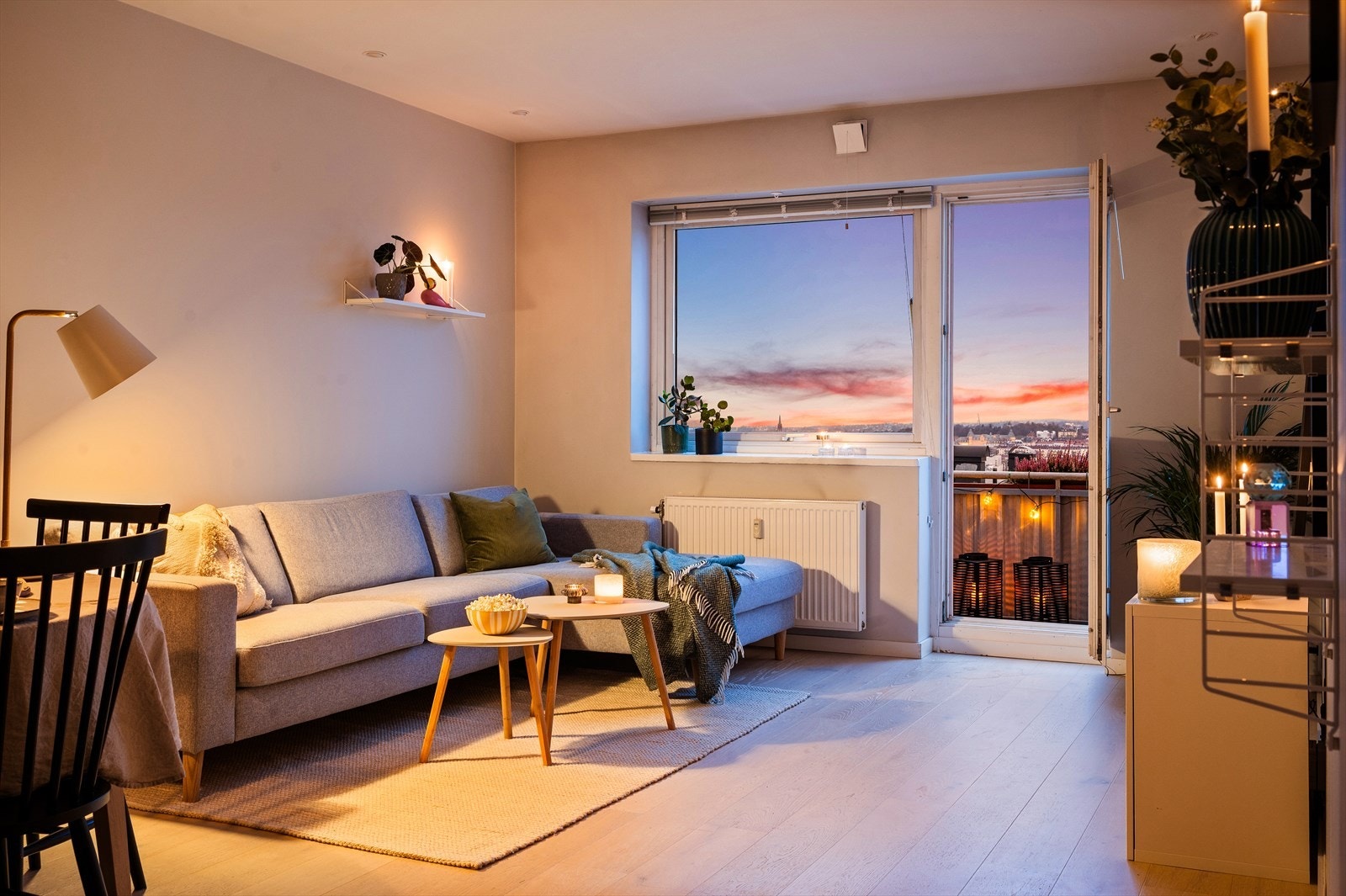 Leiligheten har en romslig planløsning med gode møbleringsmuligheter, store vinduer som slipper inn rikelig med lys, og fantastisk utsikt. Galleribilde