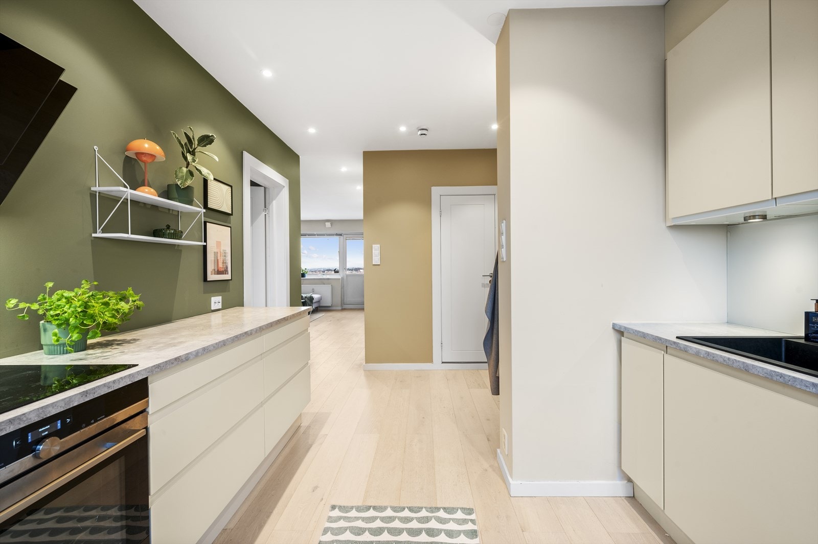 Det er installert kjøkkenventilator med kullfilter, og nytt kullfilter er montert i 2025. Galleribilde