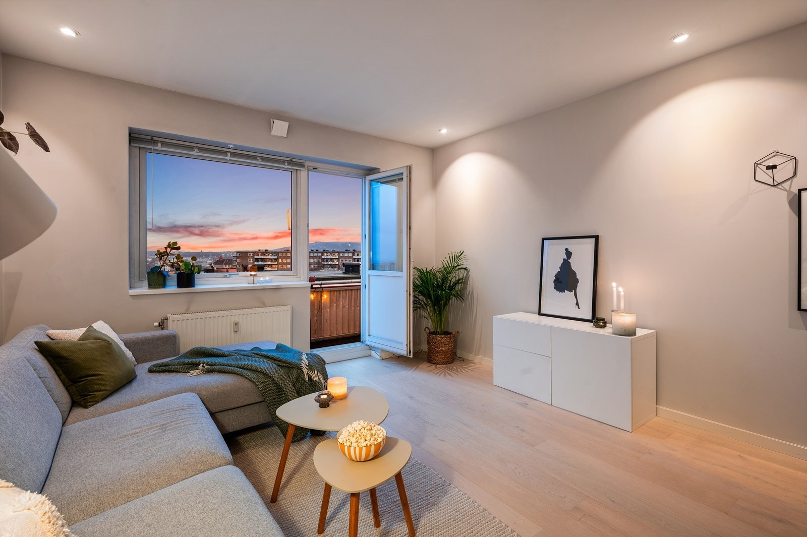 Ny en-stavsparkett fra 2018, det er også moderne fargevalg på vegg og downlights i himling. Galleribilde