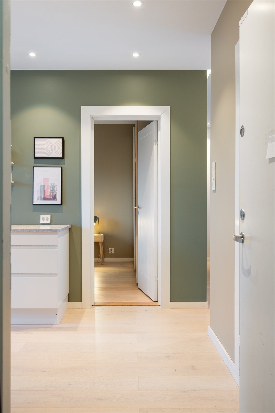 Mellomgang. Galleribilde