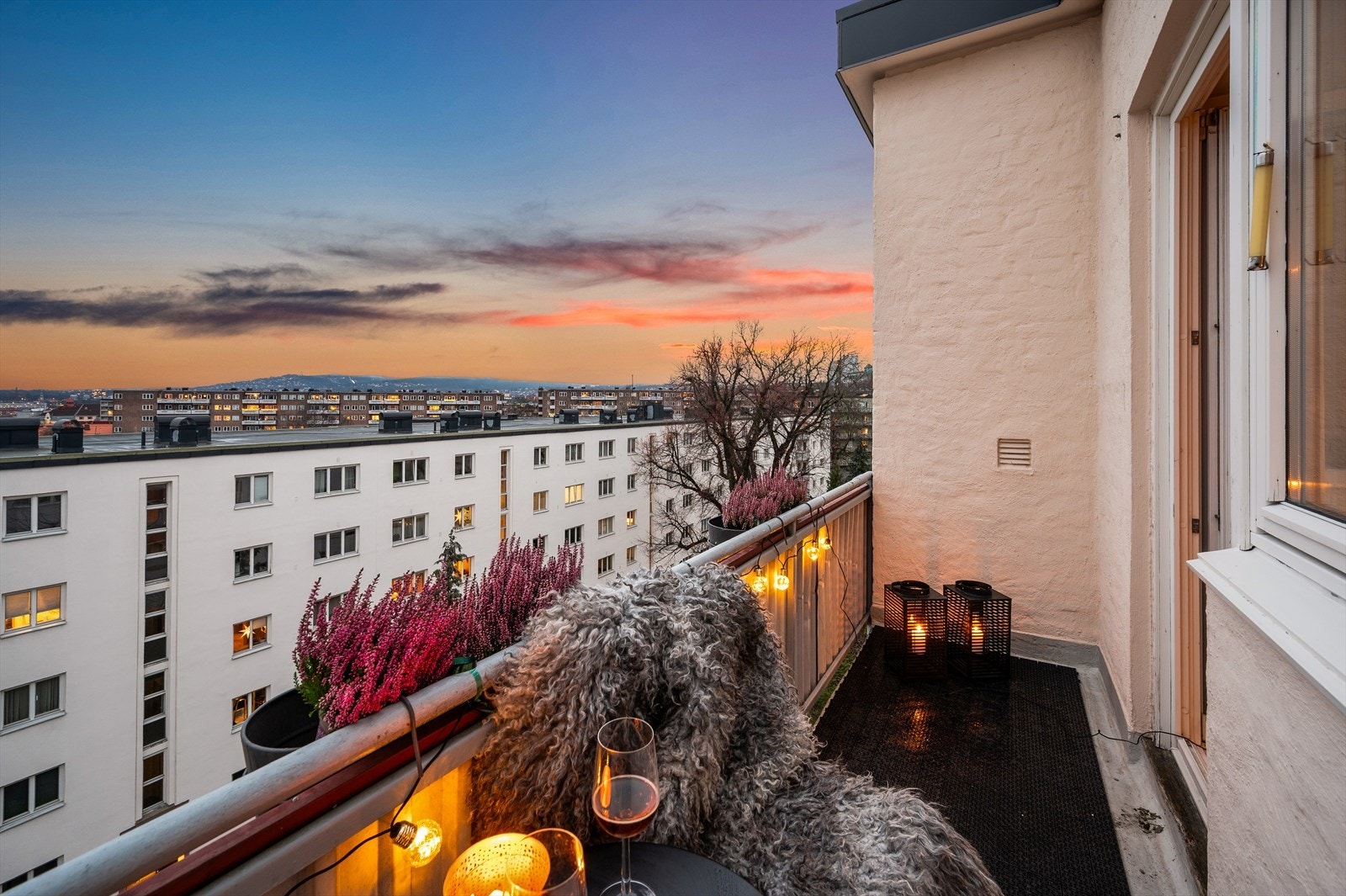 Fra stuen er det adkomst til en vestvendt balkong på 4 kvm med plass til et mindre kafébord og beplantning. Galleribilde