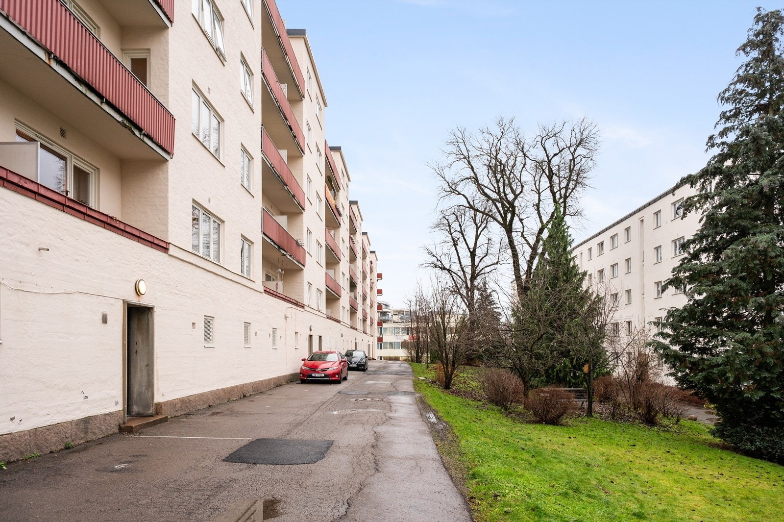 Selskapet har 18 parkeringsplasser som leies ut. Plassene leies ut etter ventelisteprinsippet. Galleribilde