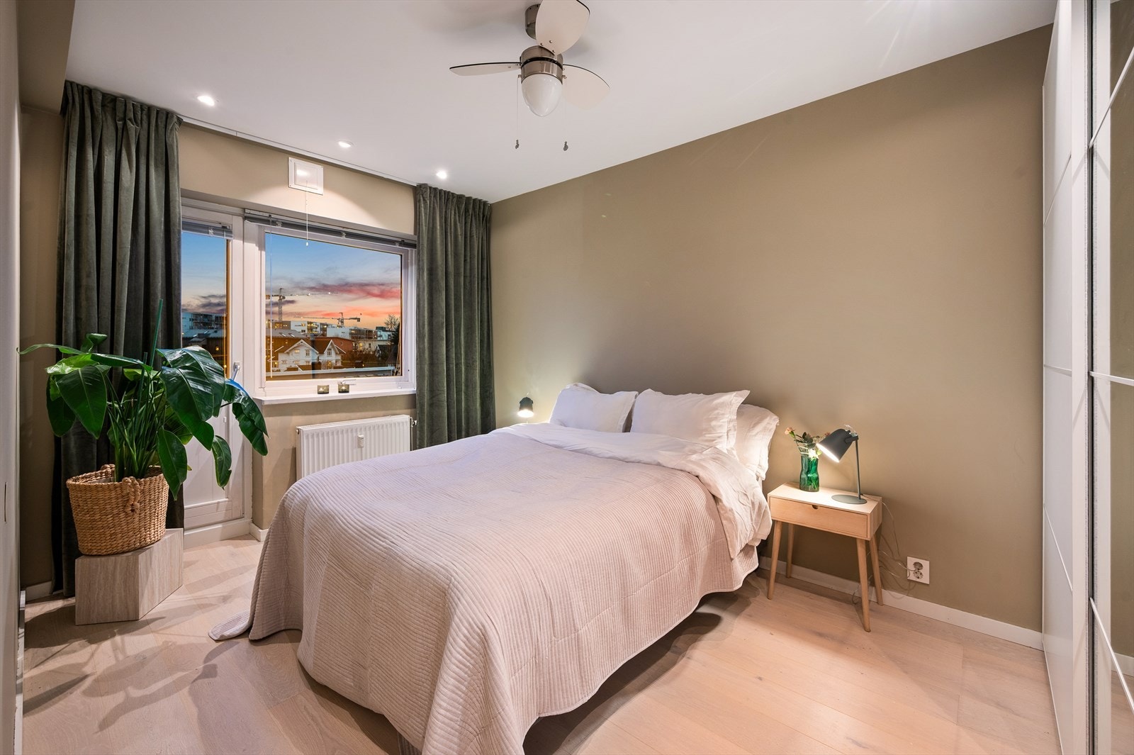 Romslig soverom med god plass til dobbeltseng, nattbord og kommode. Galleribilde