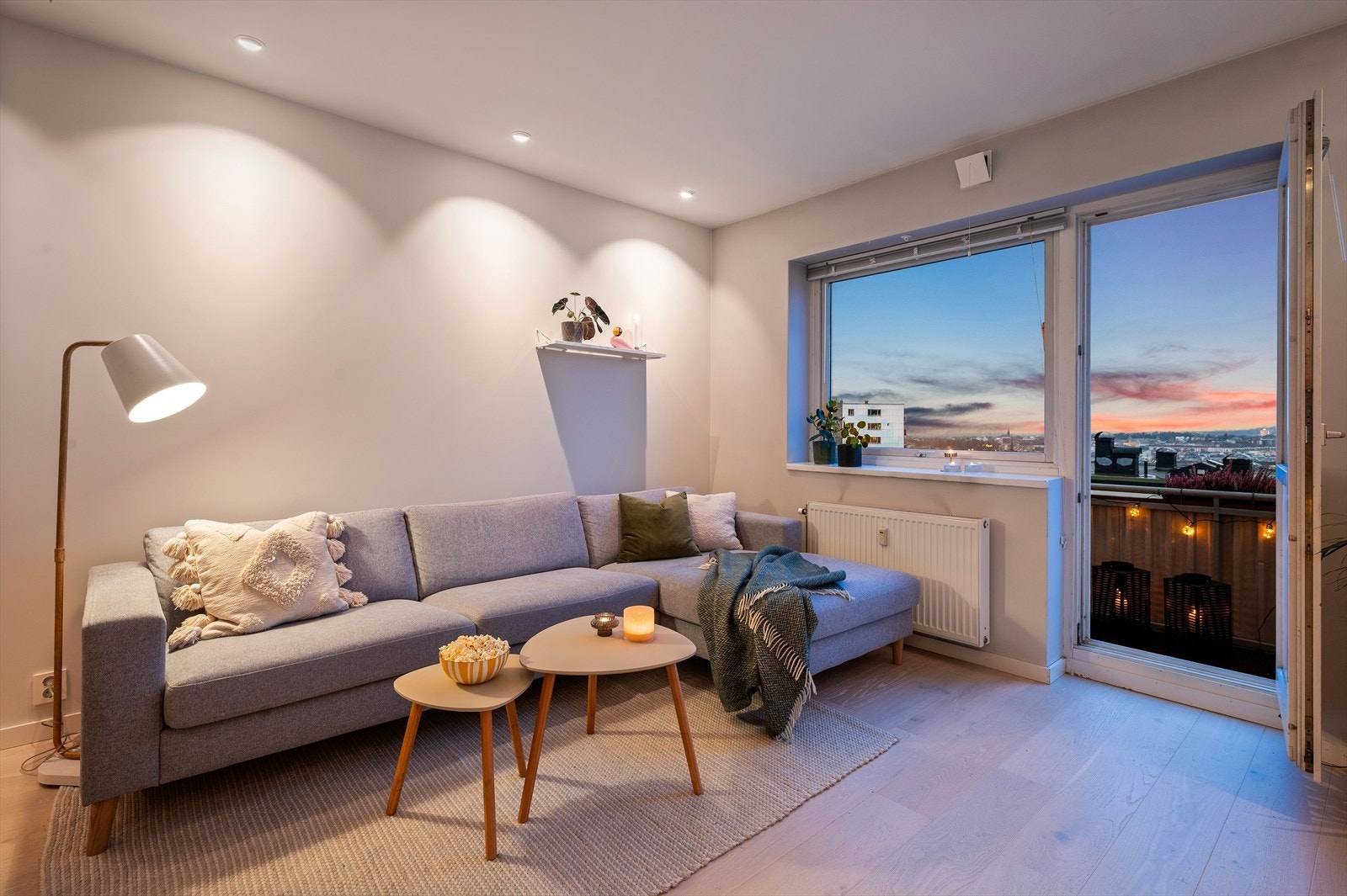 Stuen oppleves romslig med god plass til sofaseksjon med tilhørende møblement. Galleribilde