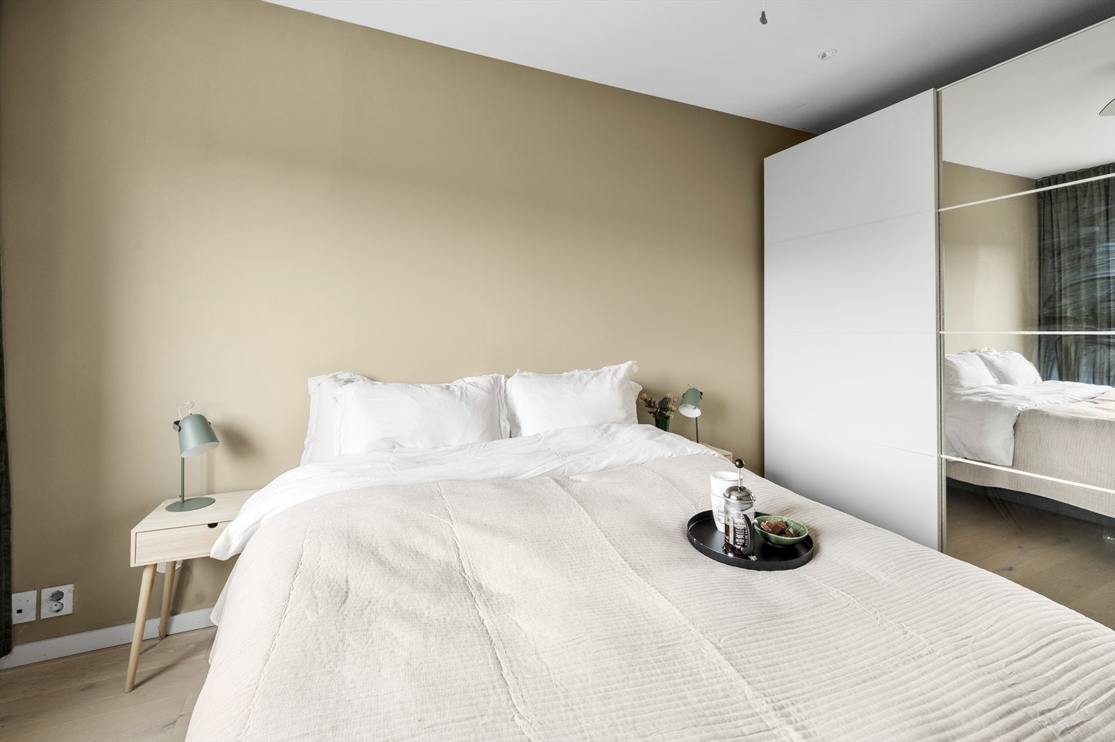 En medfølgende garderobeløsning gir rikelig med oppbevaringsplass. Galleribilde