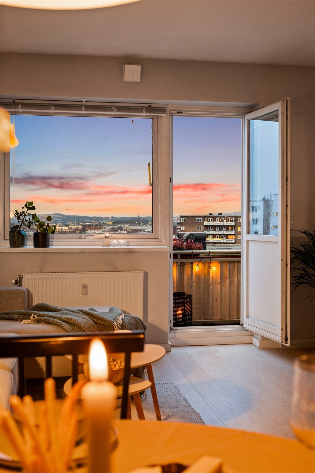 Store vinduer og balkongdør gir et fint lysinnslipp og hyggelig utsikt. Galleribilde