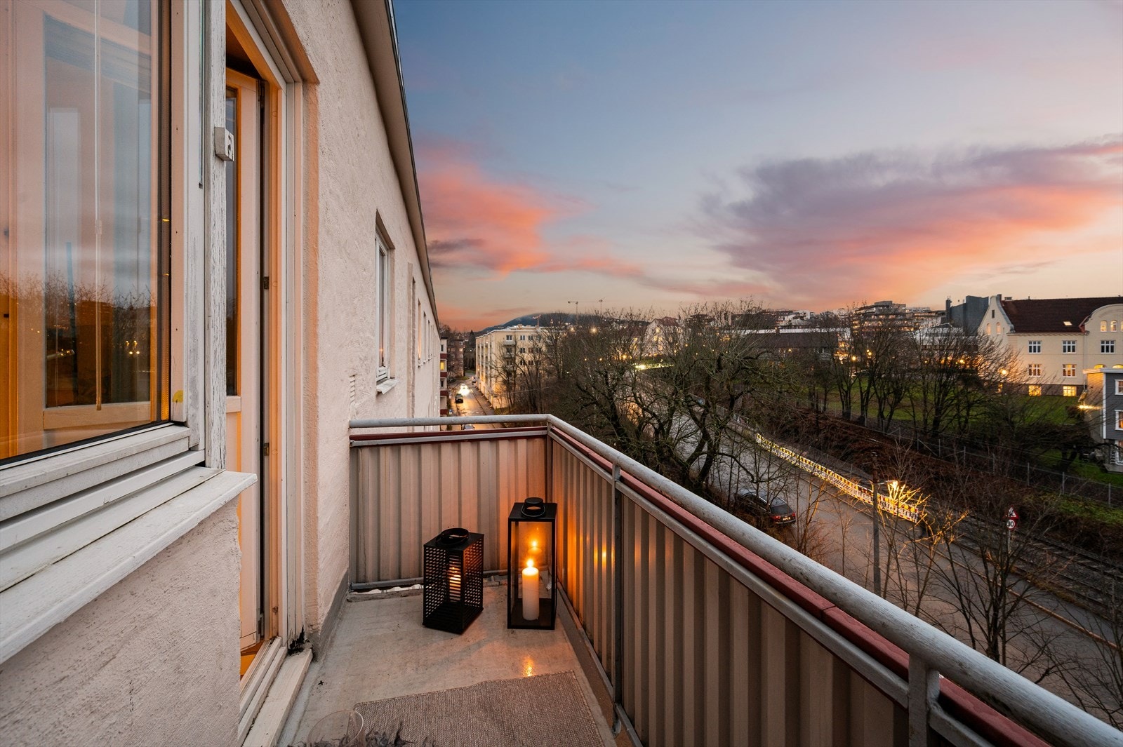 Soverommet har utgang til en balkong på 3 kvm med hyggelig utsikt. Balkongen har plass til utemøblement og beplantning. Galleribilde