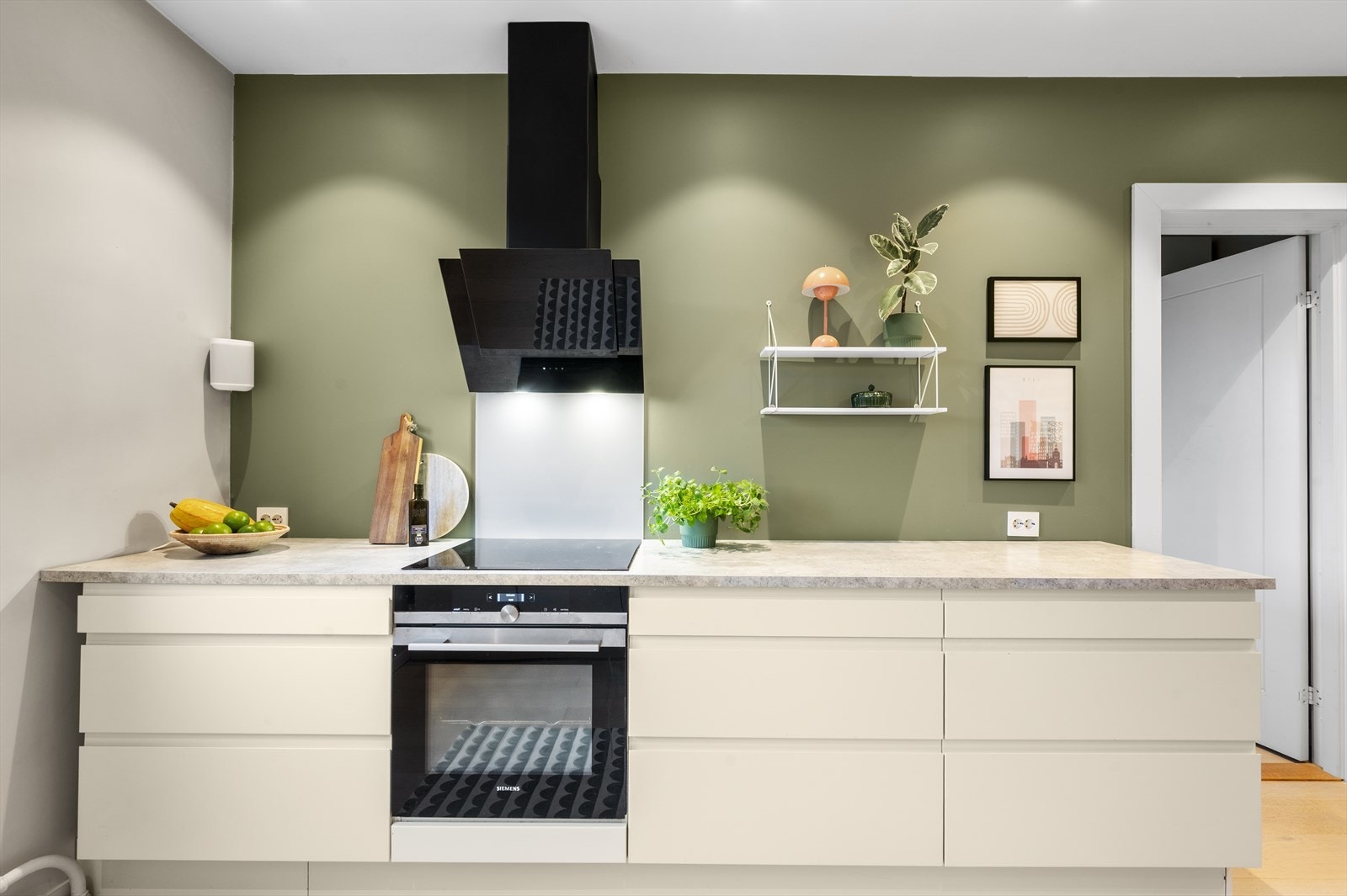 Kjøkkeninnredningen er fra 2018 og består av hvite, slette fronter samt en laminert benkeplate med nedfelt benkebeslag og ettgreps blandebatteri. Galleribilde