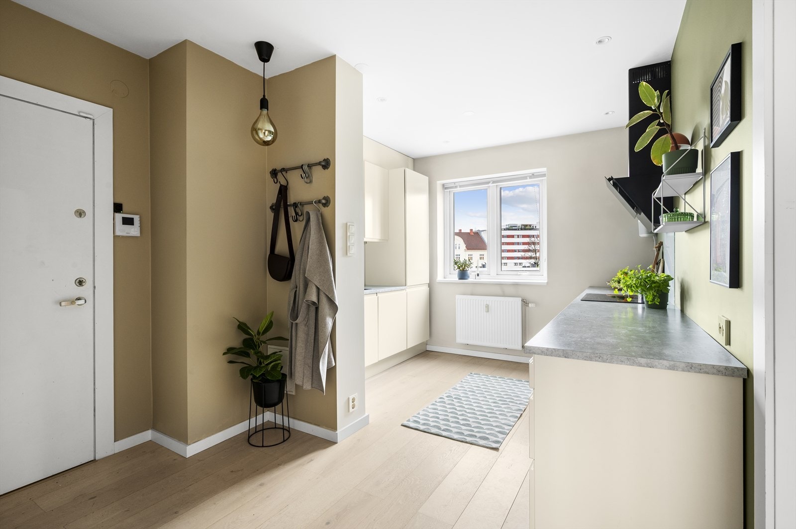 Romslig og innbydende entré som gir et godt førsteinntrykk av boligen. Her er det praktisk plassering av callinganlegg ved inngangsdøren, samt gode muligheter for oppheng av ytterklær og plassering av sko. Galleribilde