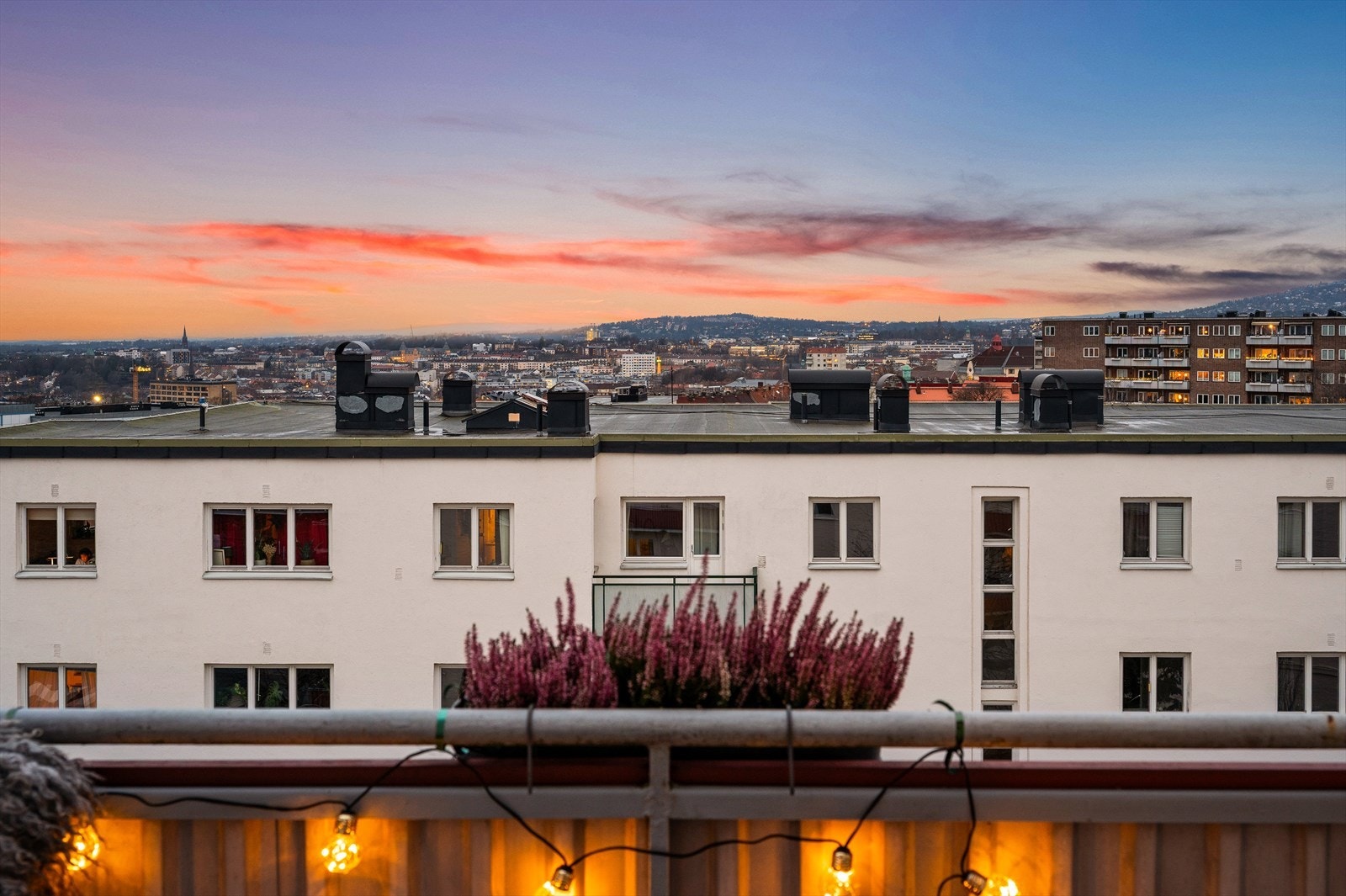 Fantastisk utsikt over hustakene utover byen. Galleribilde