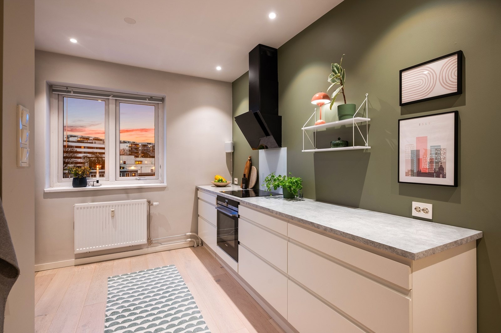 Kjøkkenet ligger separat fra stuen og har godt med skap- og benkeplass. Galleribilde