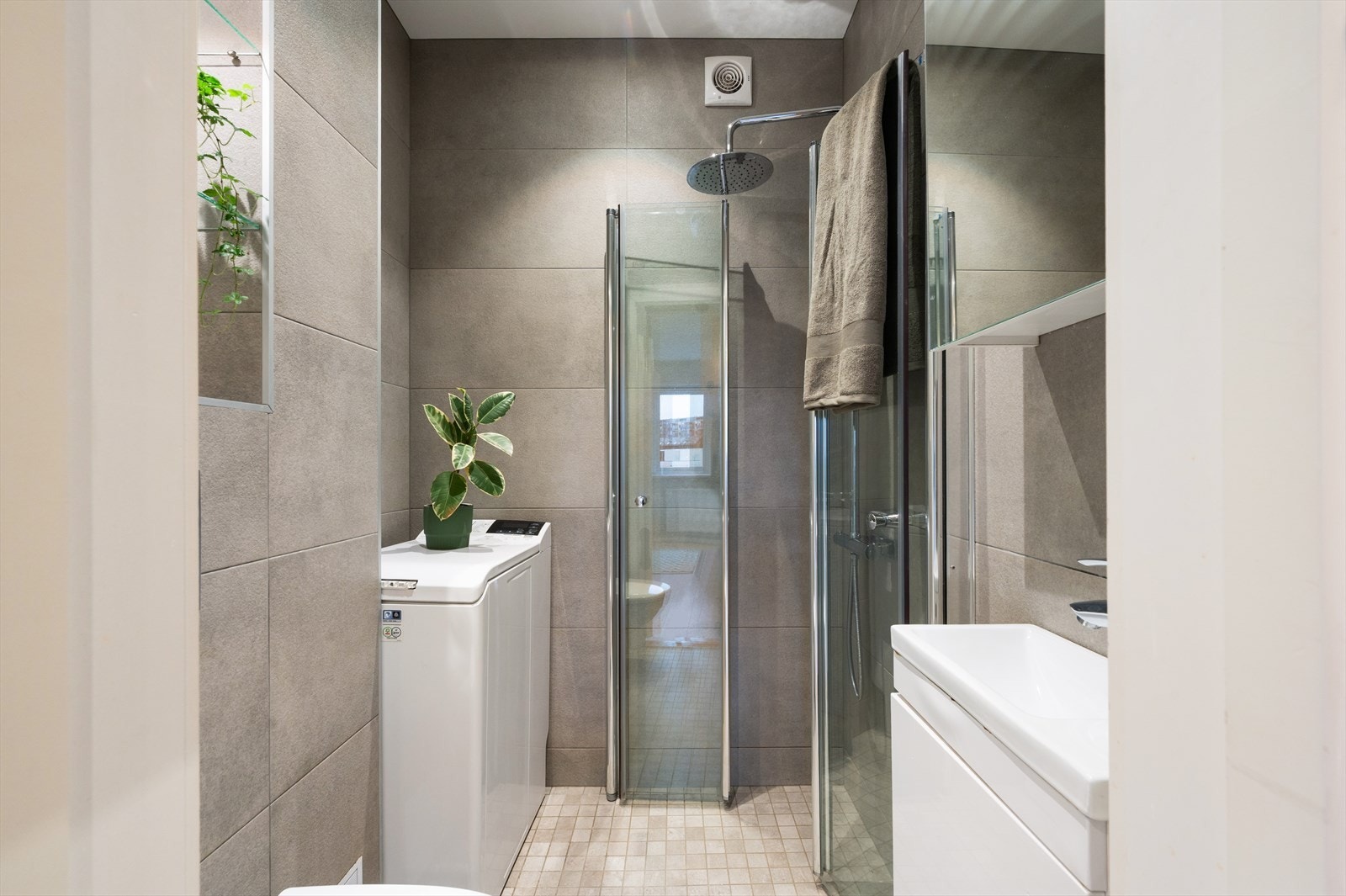 Pent og tidsriktig bad modernisert i 2018. Badet har heldekkende servant med underskap, speil og belysning, vegghengt toalett, dusj med herdet glass og opplegg for vaskemaskin. Galleribilde