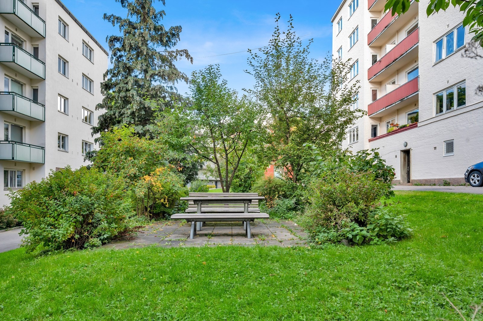 Mellom blokkene er det hyggelig opparbeidet med sittegrupper, gressplen og hekk. Galleribilde
