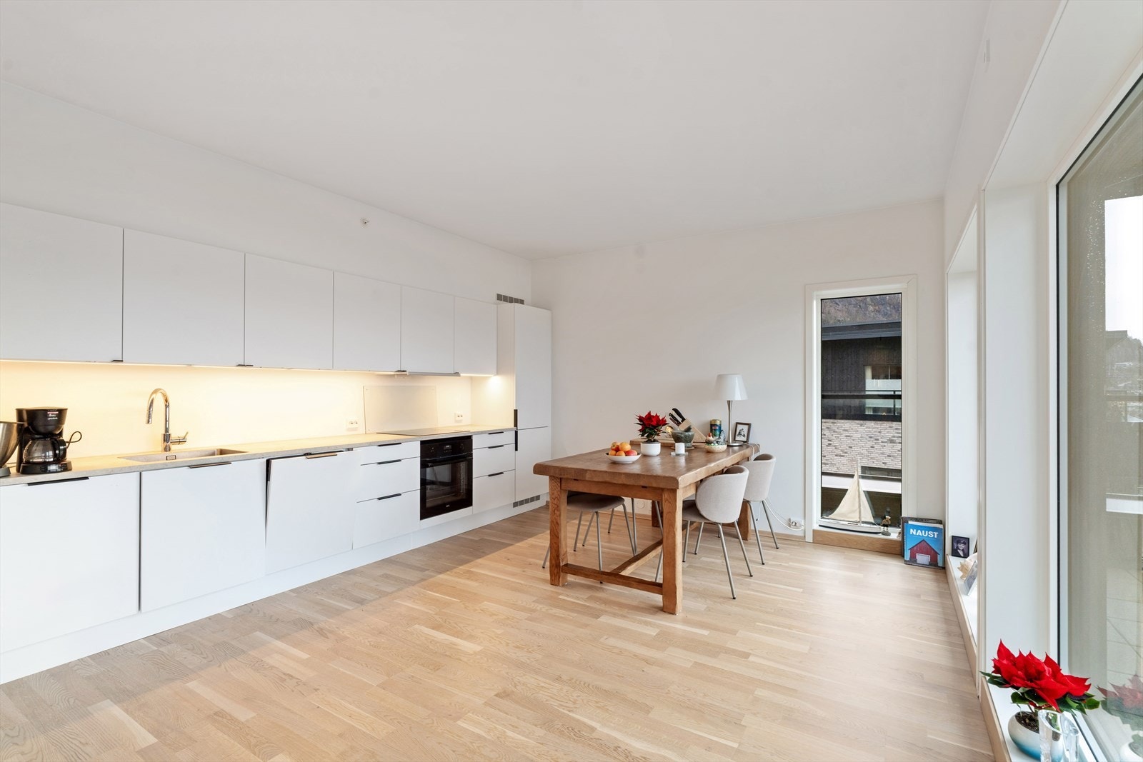 Romslig kjøkken med spiseplass Galleribilde