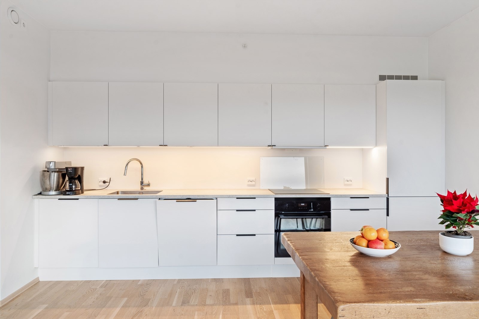 Kjøkken med integrerte hvitevarer Galleribilde