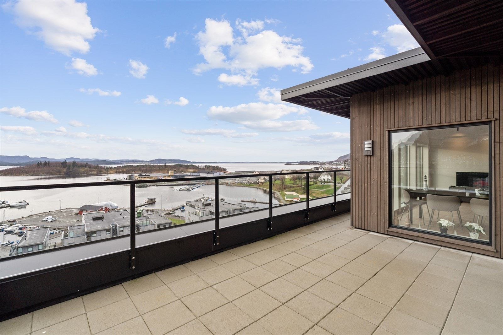 Stor terrasse med sol det meste av dagen Galleribilde