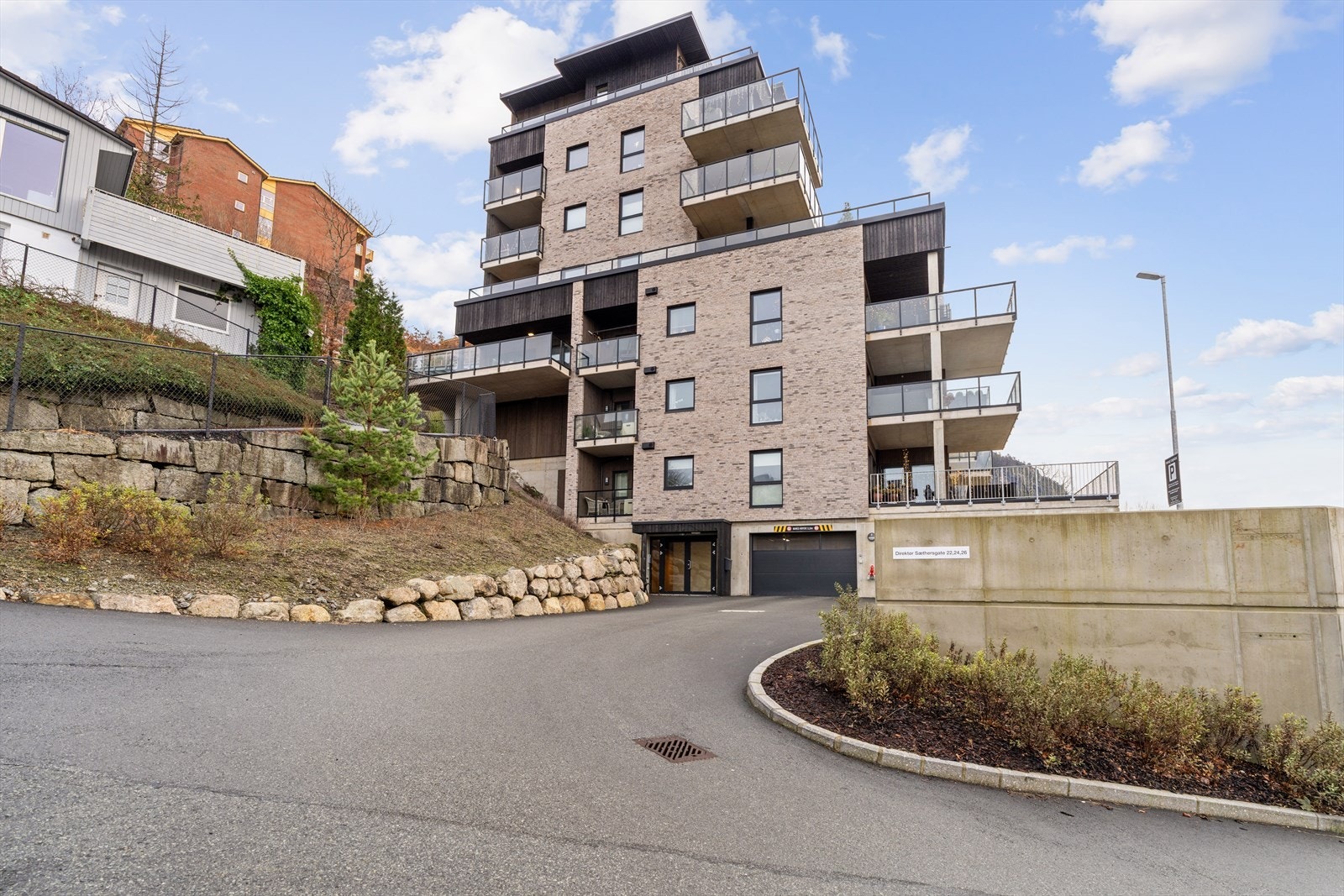 Innkjøring til lukket garasje Galleribilde