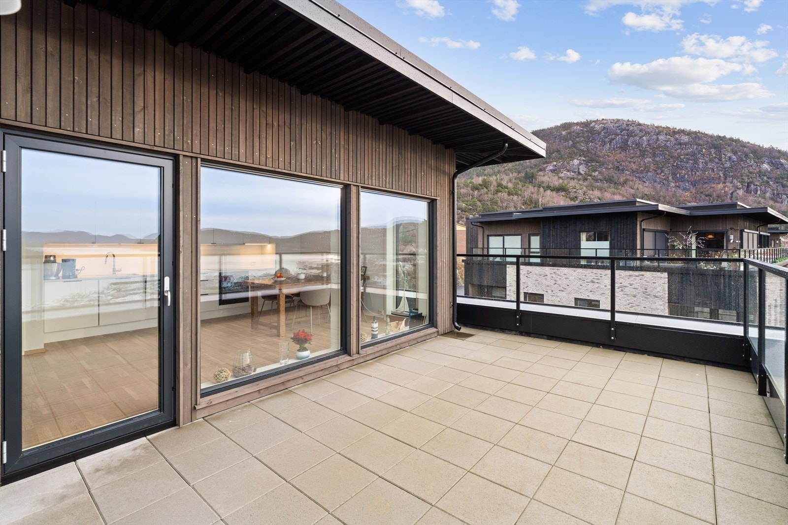 Terrasse med god plass til utemøbler Galleribilde