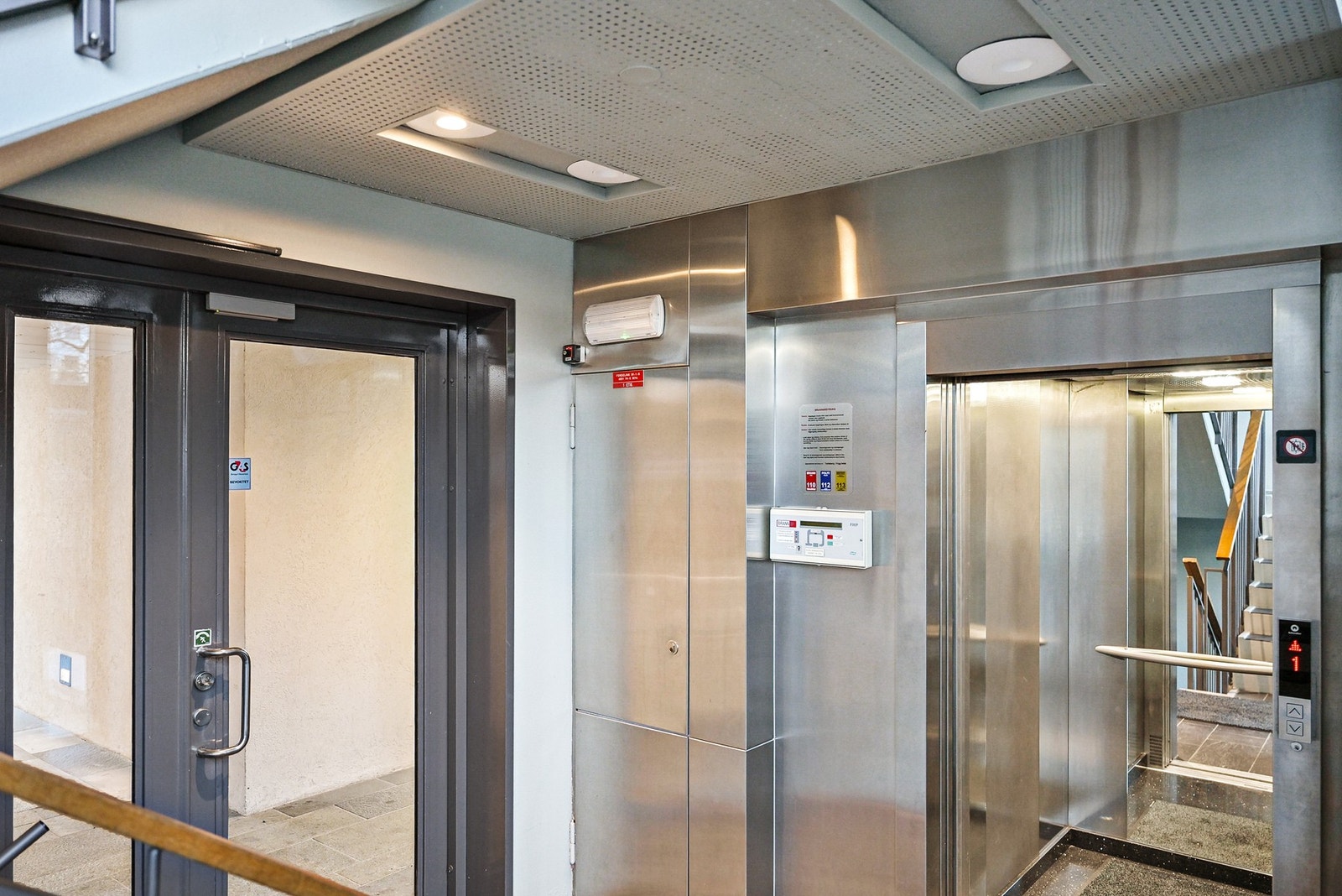 Stilrent inngangsparti med heis Galleribilde