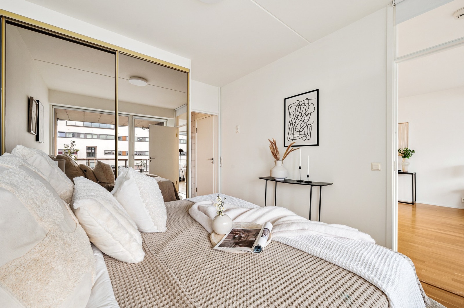 Skyvedørsgarderobe med speil på soverommet Galleribilde