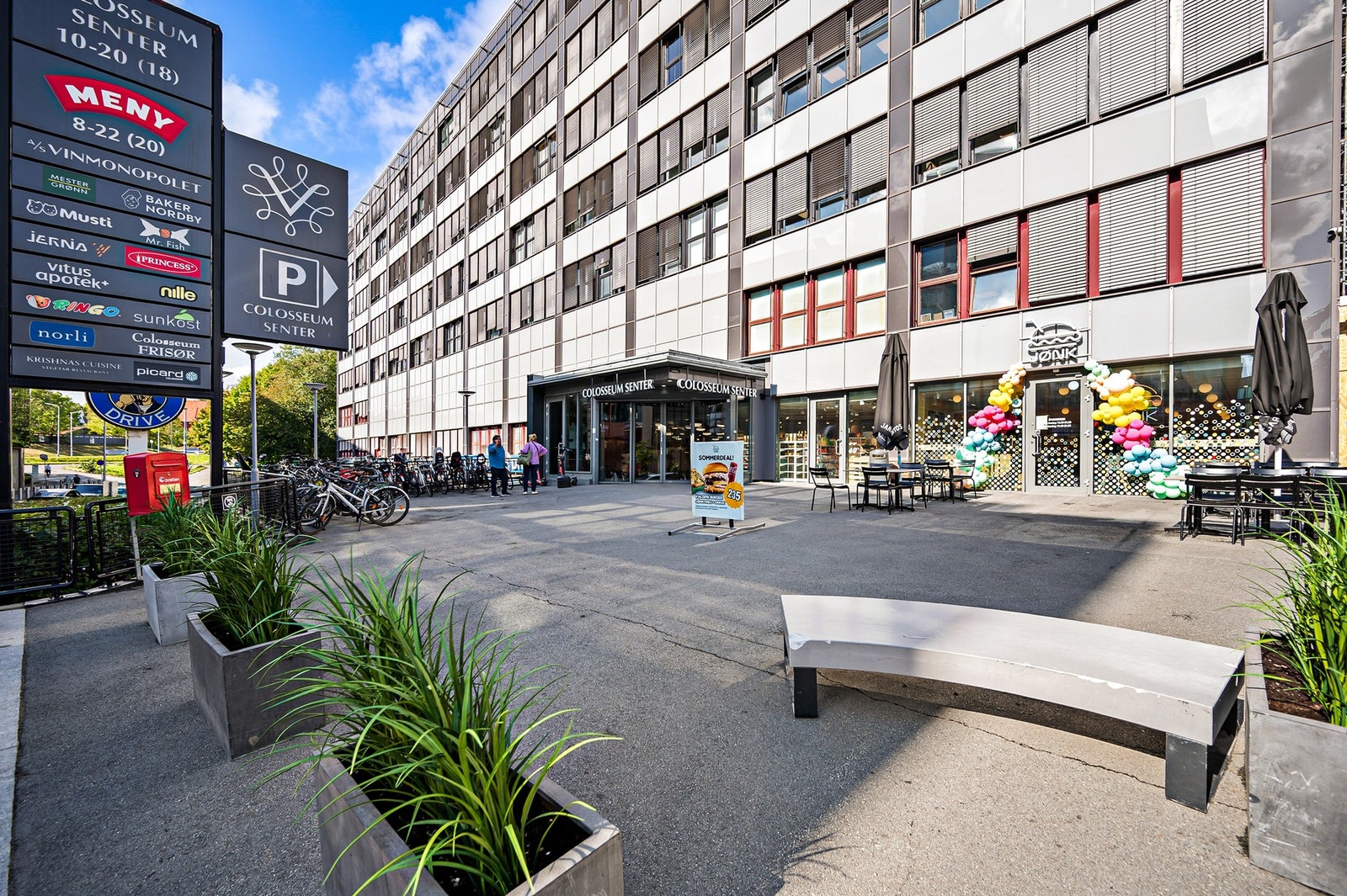 Colosseum Senter med bl.a. Apotek, butikker, konditori, blomsterforretning samt Meny med sitt store utvalg av dagligvarer Galleribilde