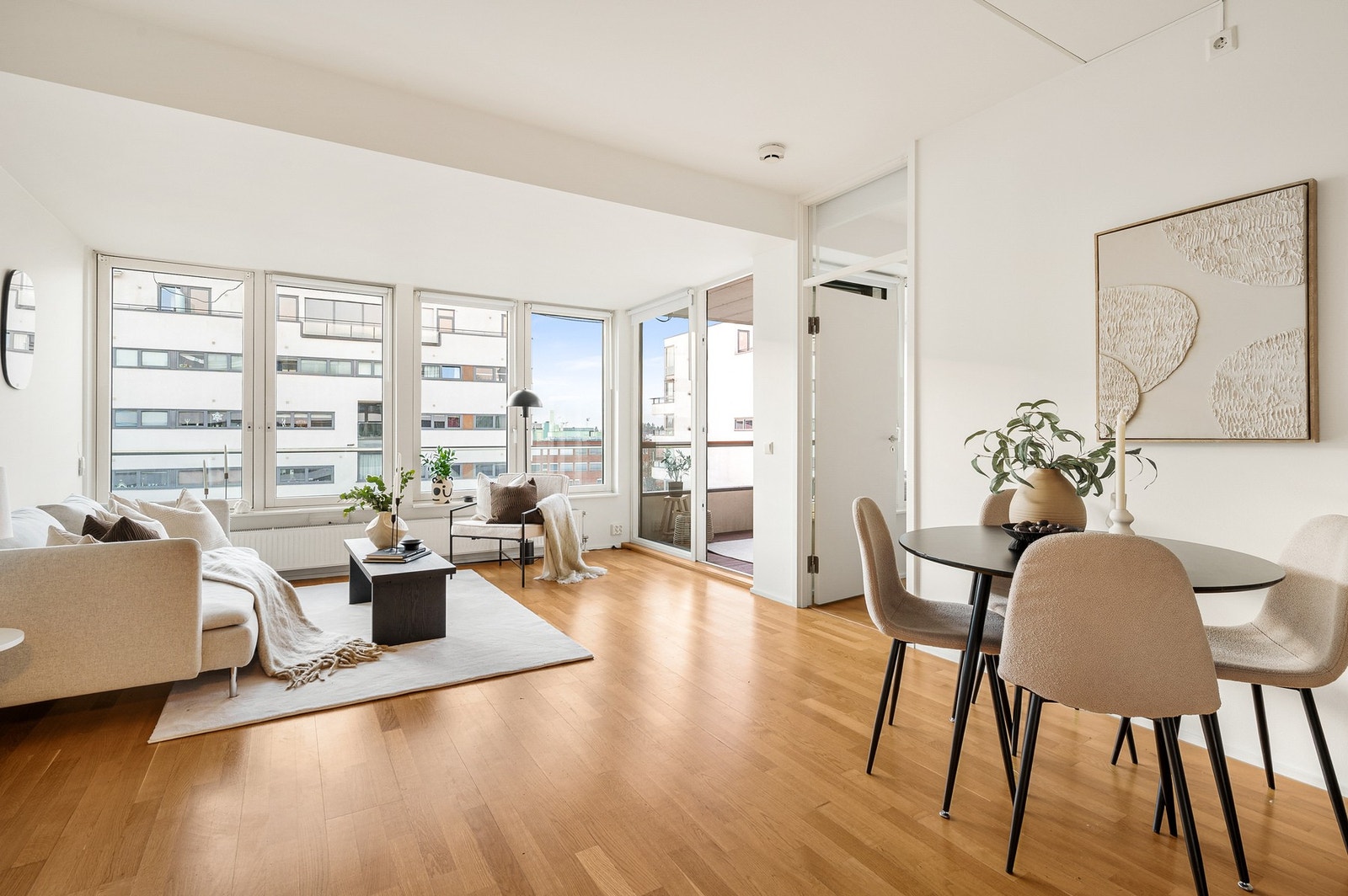 Stue med plass til spisebord - vis a vis kjøkkenet Galleribilde