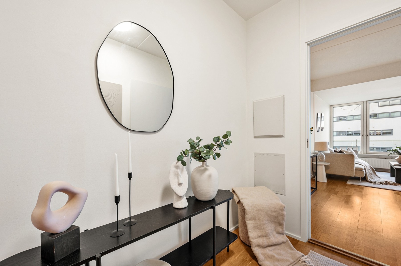 Entré med plass til garderobe Galleribilde