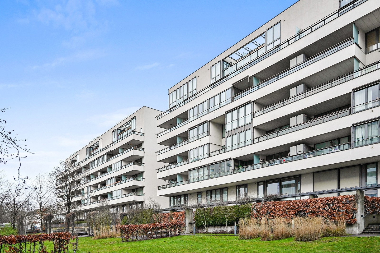 Tiltalende bygg fra 2003 med frodige fellesareal Galleribilde