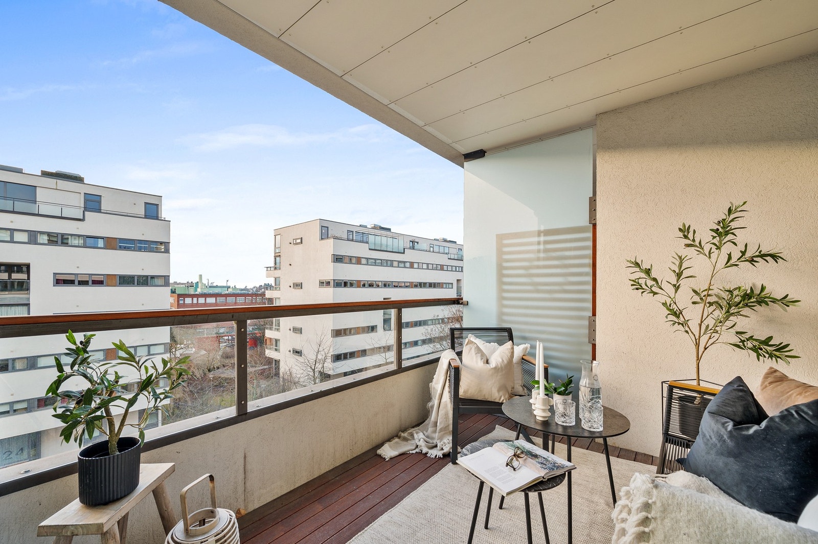 Stor solrik, vestvendt balkong med overbygg- enkelt å dekorere til en frodig uteplass.
FOTO: ImageDay Galleribilde