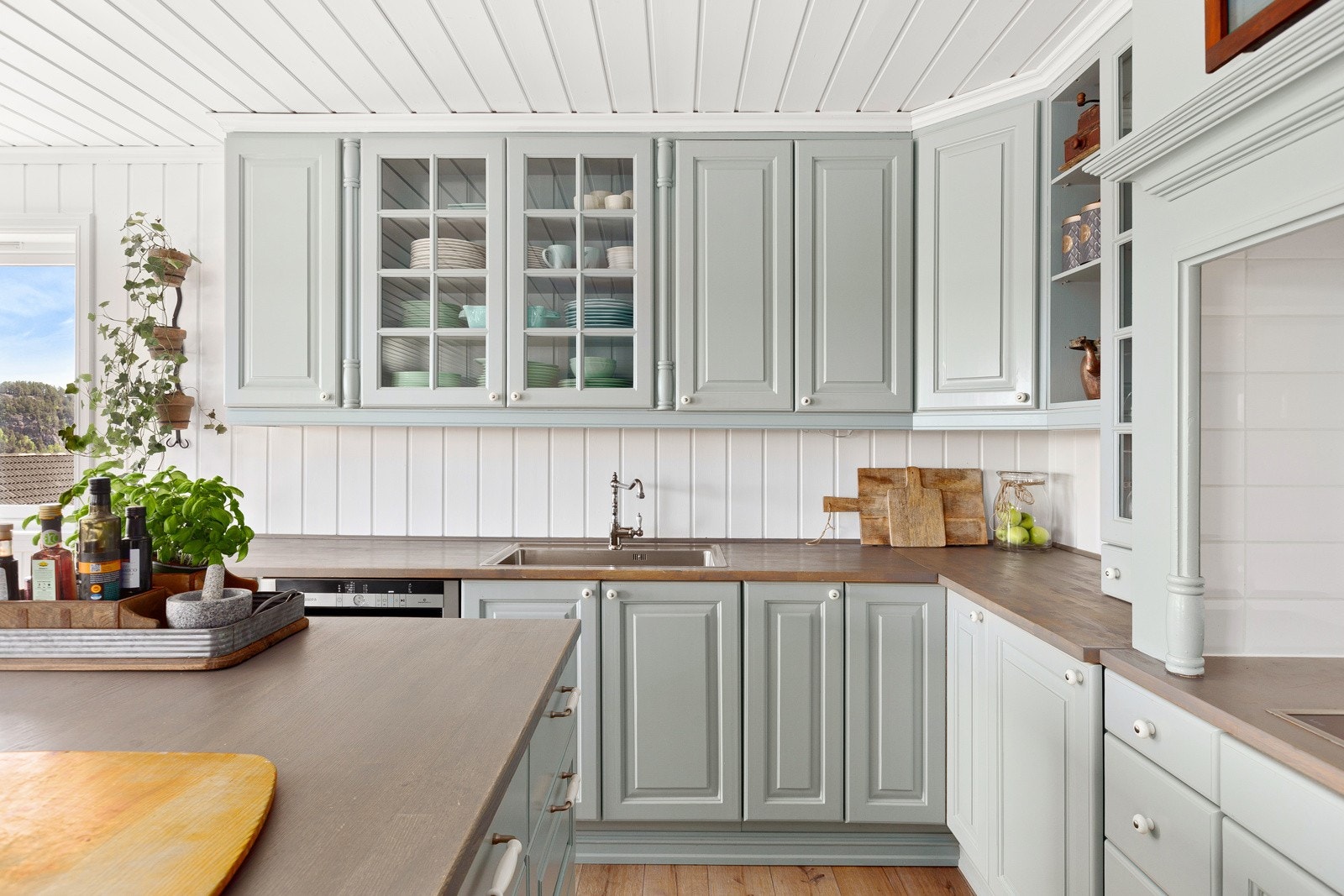 Takhøye skap på kjøkken Galleribilde