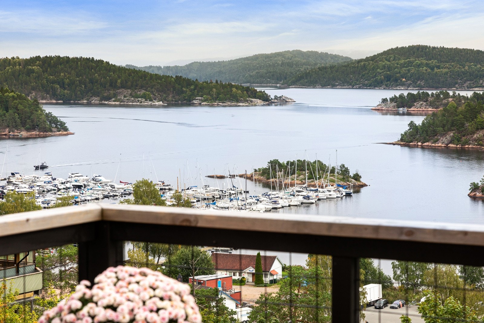 Vakker sjøutsikt fra terrasse og bolig Galleribilde