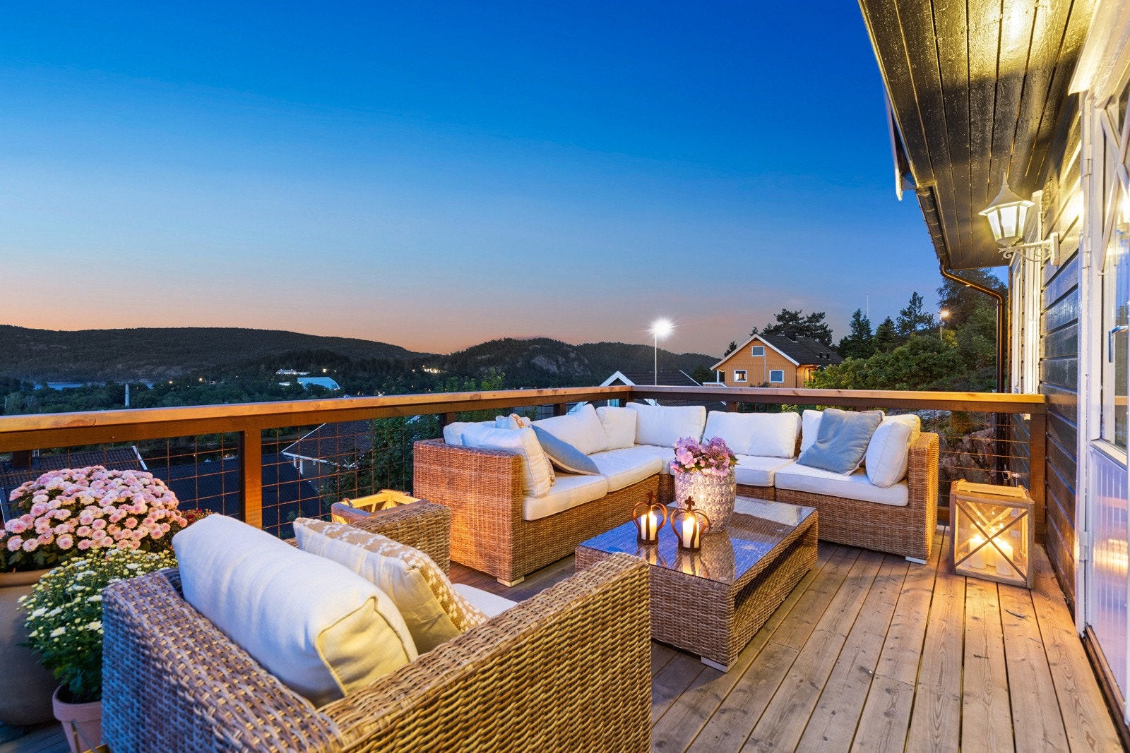 Terrasse utenfor stue/kjøkken Galleribilde