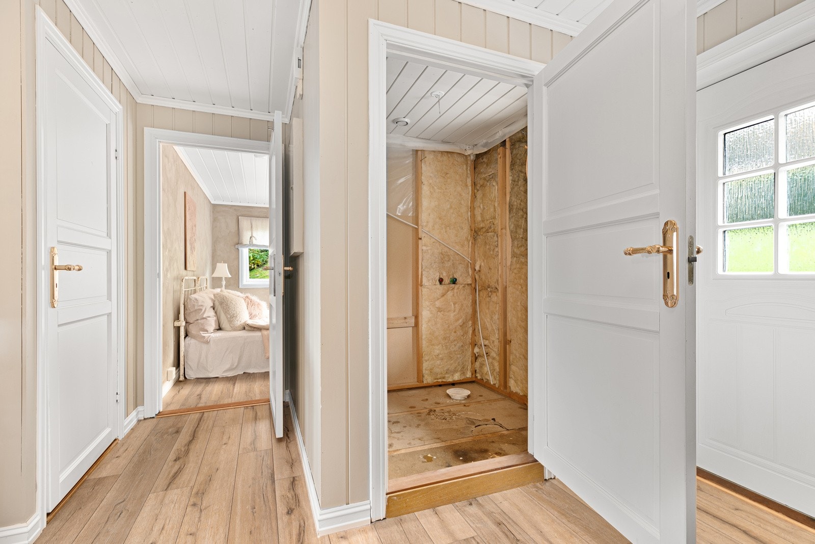 Rom i 1. etasje som er foreberdet på å lage bad. Døren til venstre er inn til bod/garderobe Galleribilde