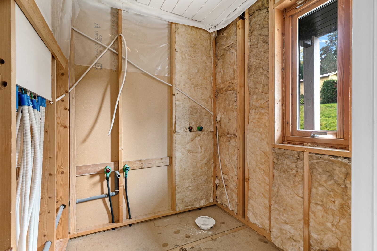 Rommet er foreberedt på å lage bad, rør er trukket frem og det skal ikke være en stor jobb å ferdigstille. Galleribilde