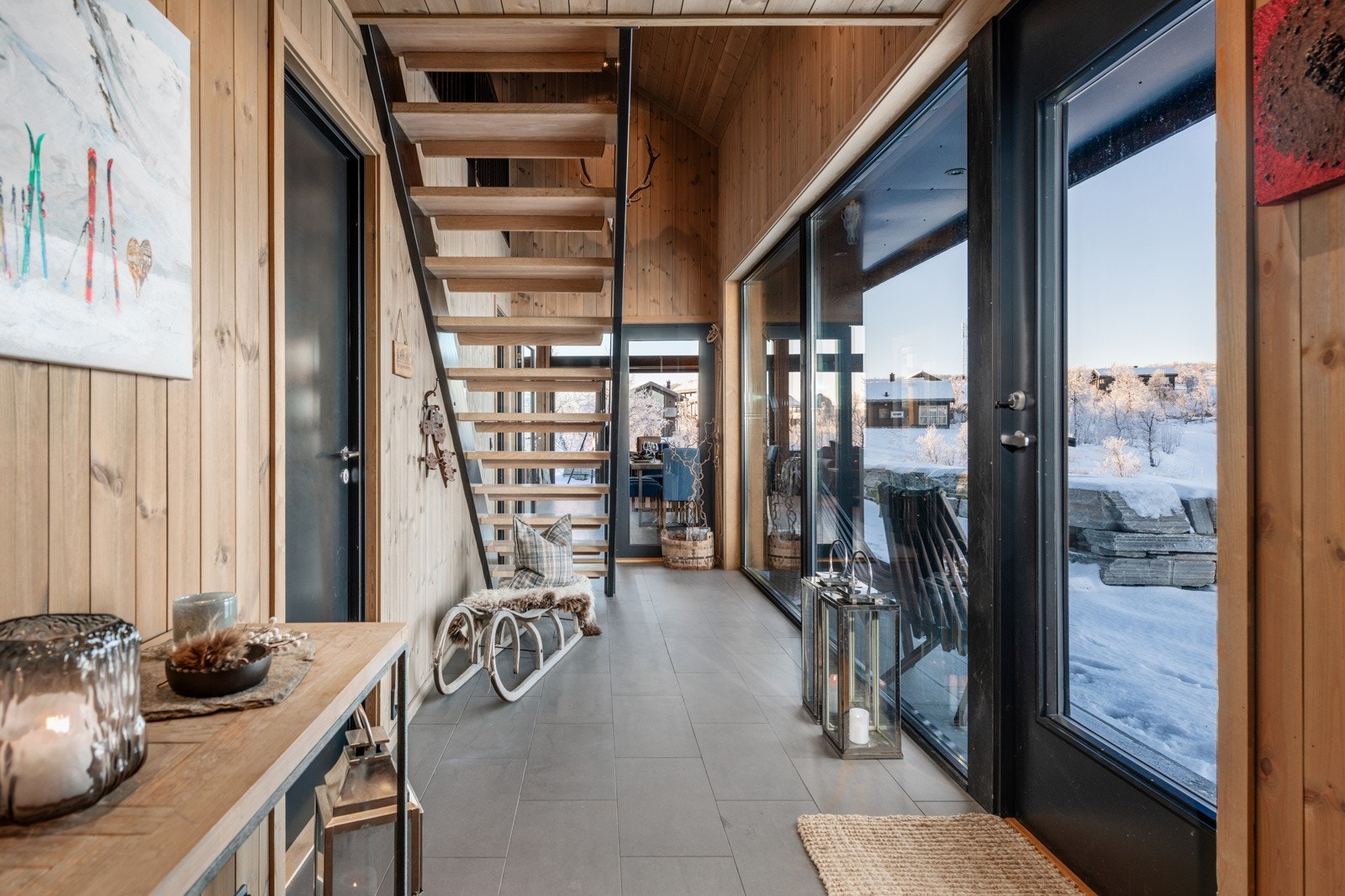 Gjennomgående store vindusflater i hele hytten Galleribilde