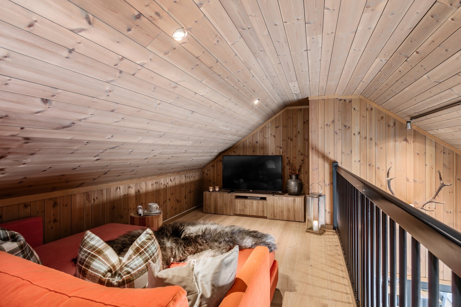På hemsen har man en koselig loftstue man kan trekke seg litt tilbake i Galleribilde
