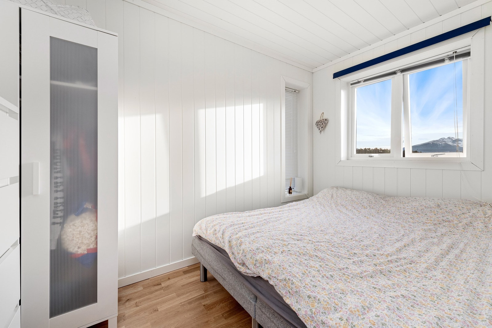 Utleiedel:: Soverom med garderobeskap Galleribilde