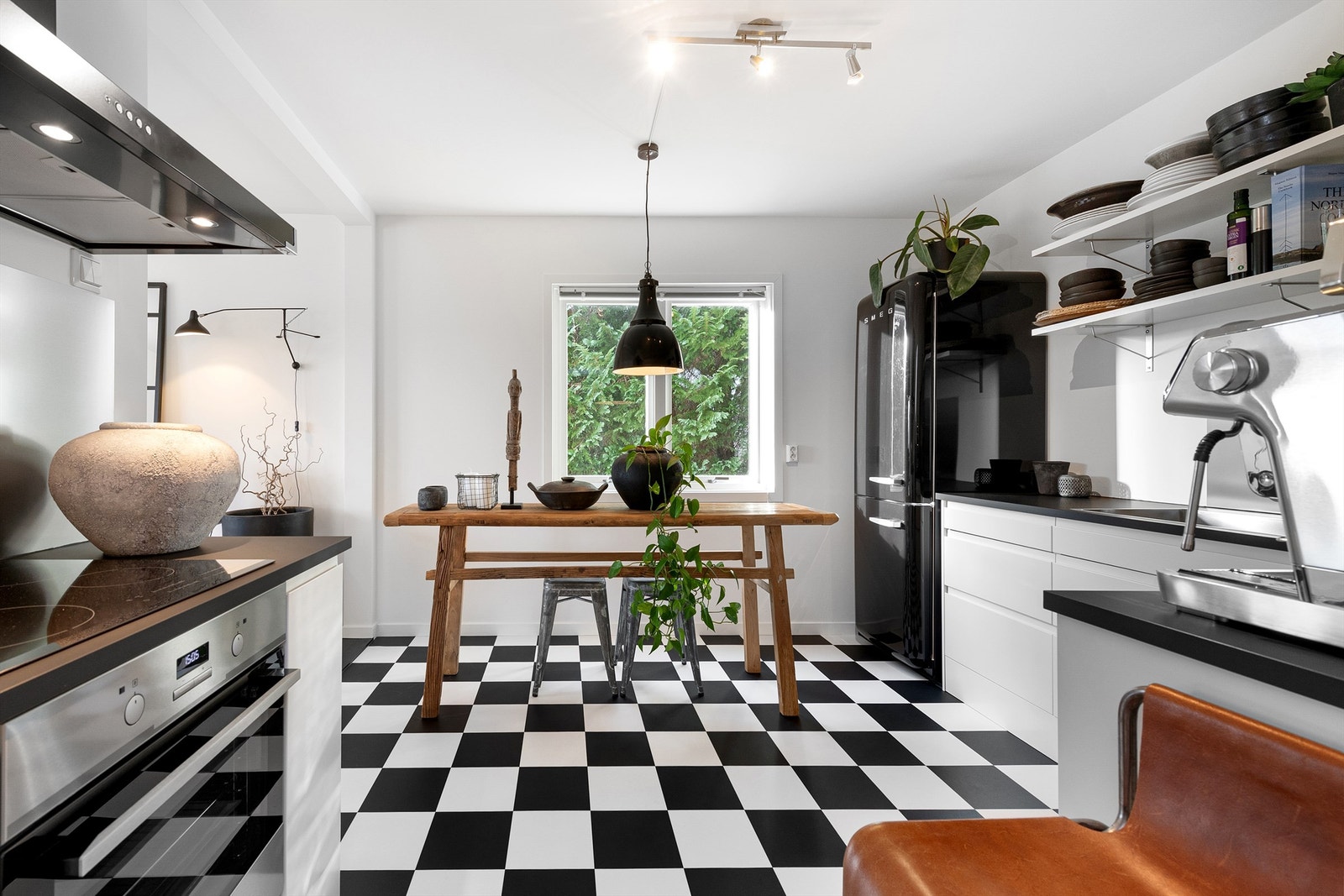 Kjøkkenet har integrert stekeovn, platetopp og oppvaskmaskin. Vegghengt ventilator Galleribilde