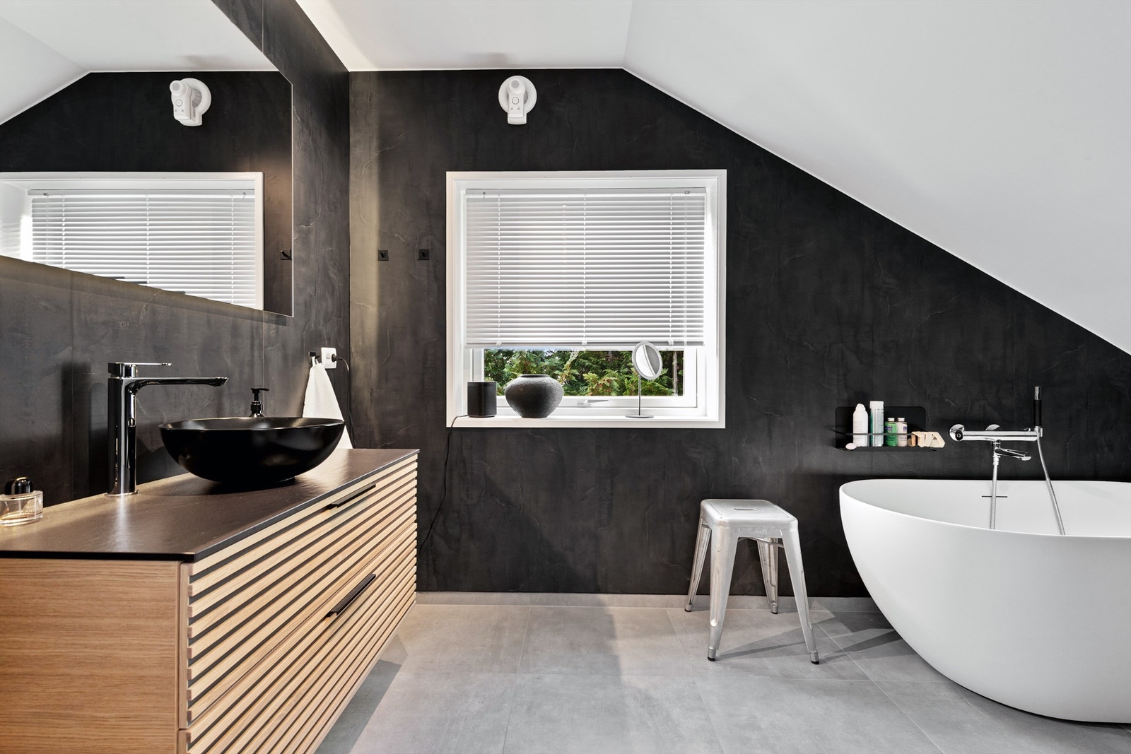 Lekkert bad i 2. etasje oppgradert i 2023 med flislagt gulv med gulvvarme og baderomsplater på vegger Galleribilde