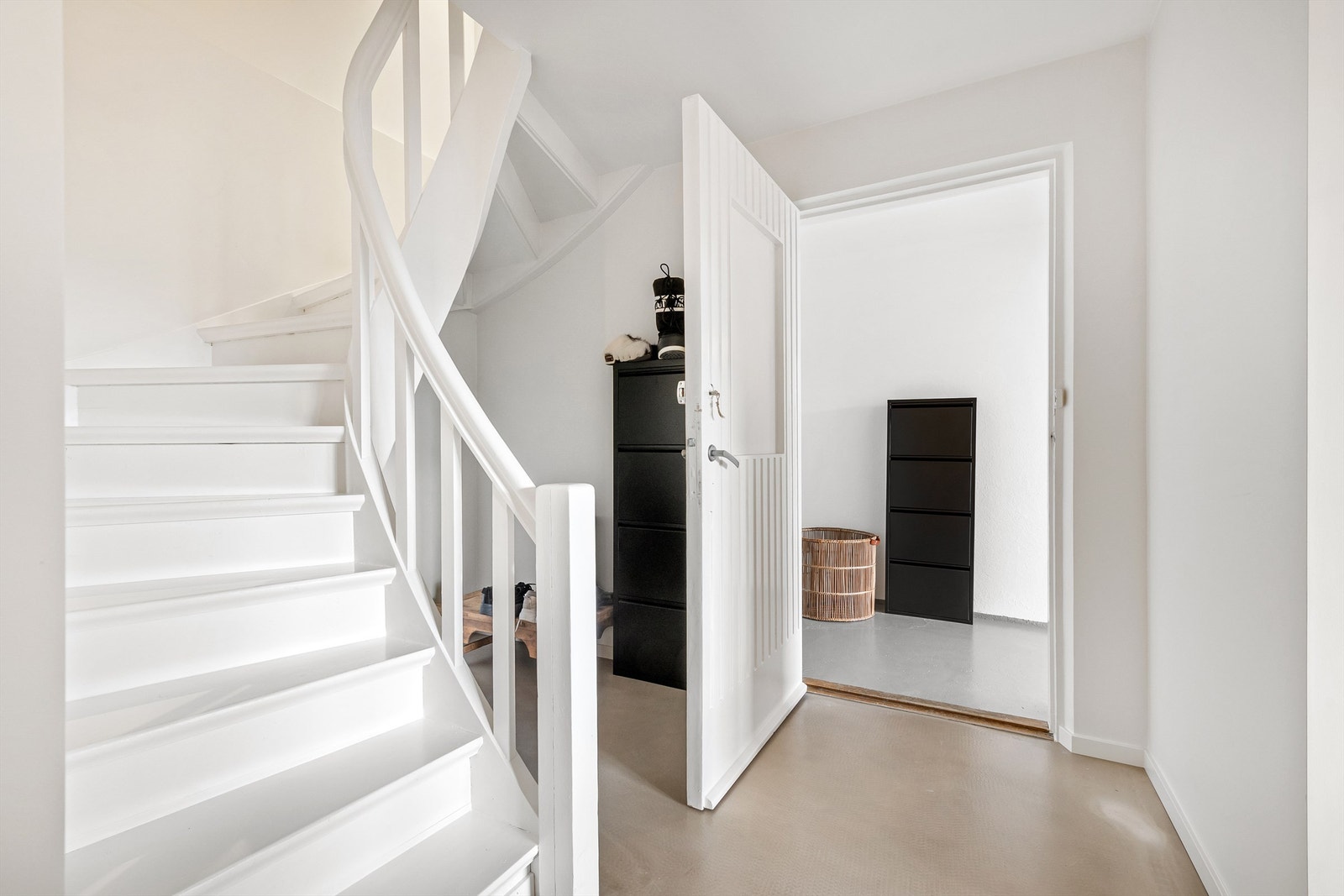 Gang/trapp i underetasjen Galleribilde