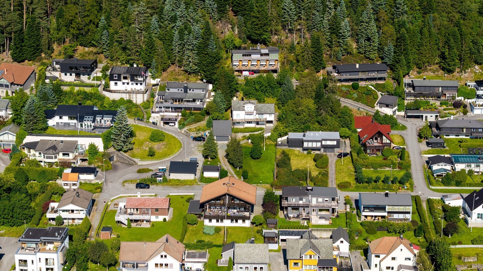 Dronebilde av eiendommen og nærområdet tatt fra syd Galleribilde